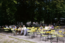 849904 Gezicht op het terras van het café-restaurant De Pyramide van Austerlitz (Zeisterweg 98) te Woudenberg.